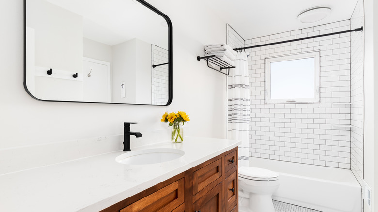 white subway tile in bath surround