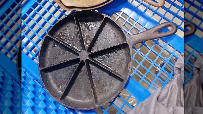 Cornbread skillet with wedge-shaped partitions