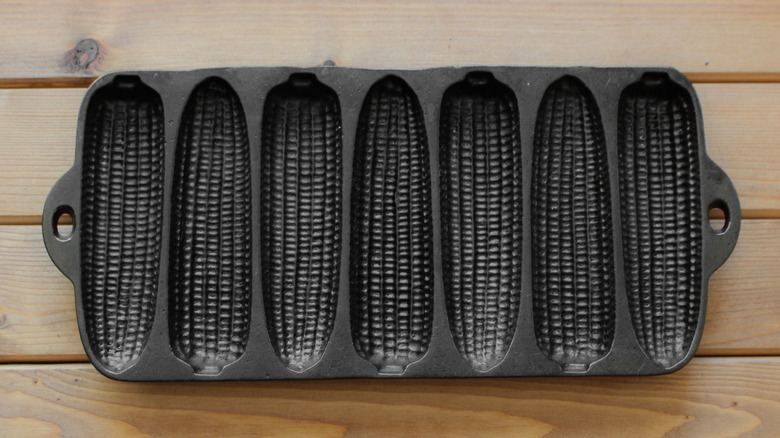 Cornbread pan with individual molds