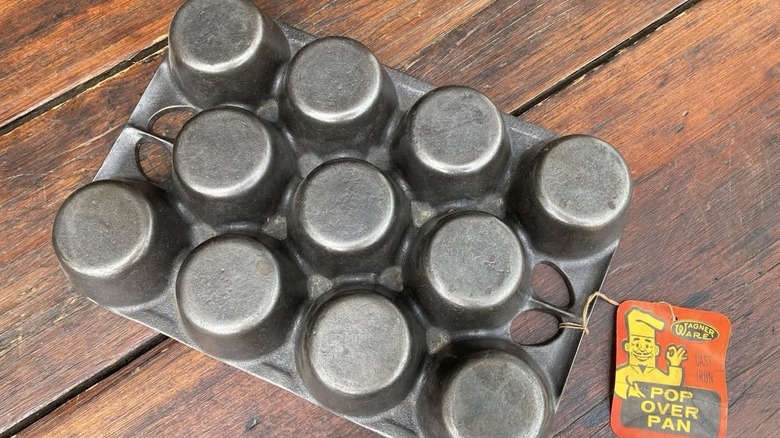 Cast iron muffin or popover pan