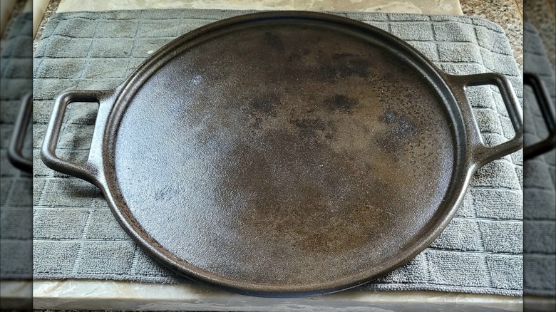 Cast iron pizza pan