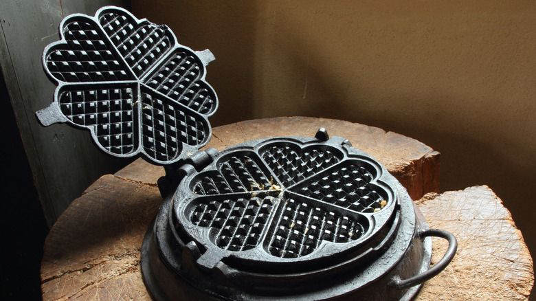 Cast iron waffle iron