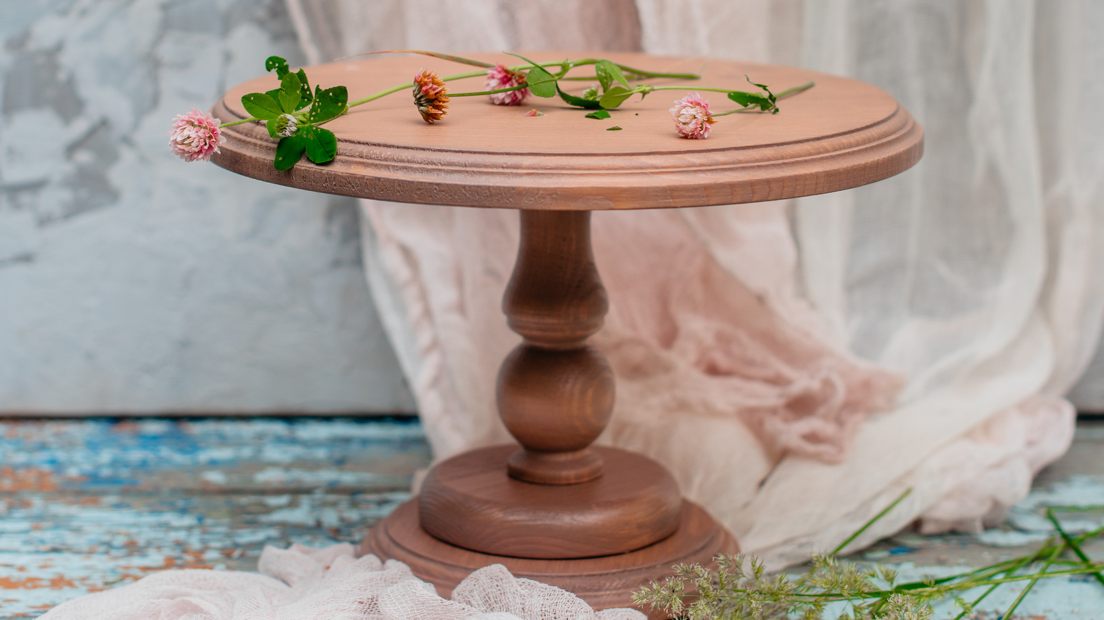 3-creative-ways-to-use-a-cake-stand-as-decor-in-your-home