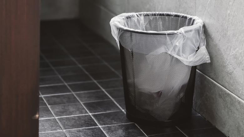 Trash can with plastic liner