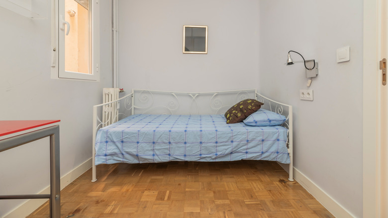 outdated bedroom
