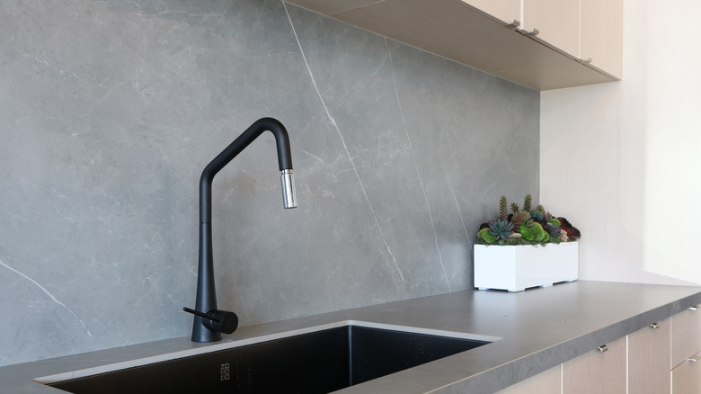 granite gray kitchen backsplash