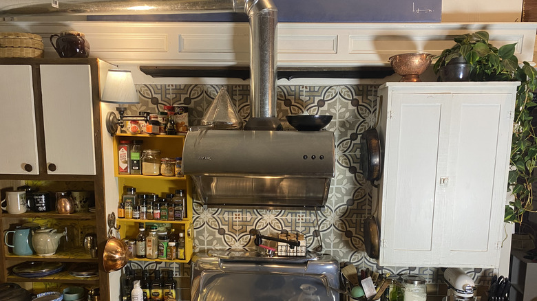 A white cornice hiding an outlet placed high on the wall