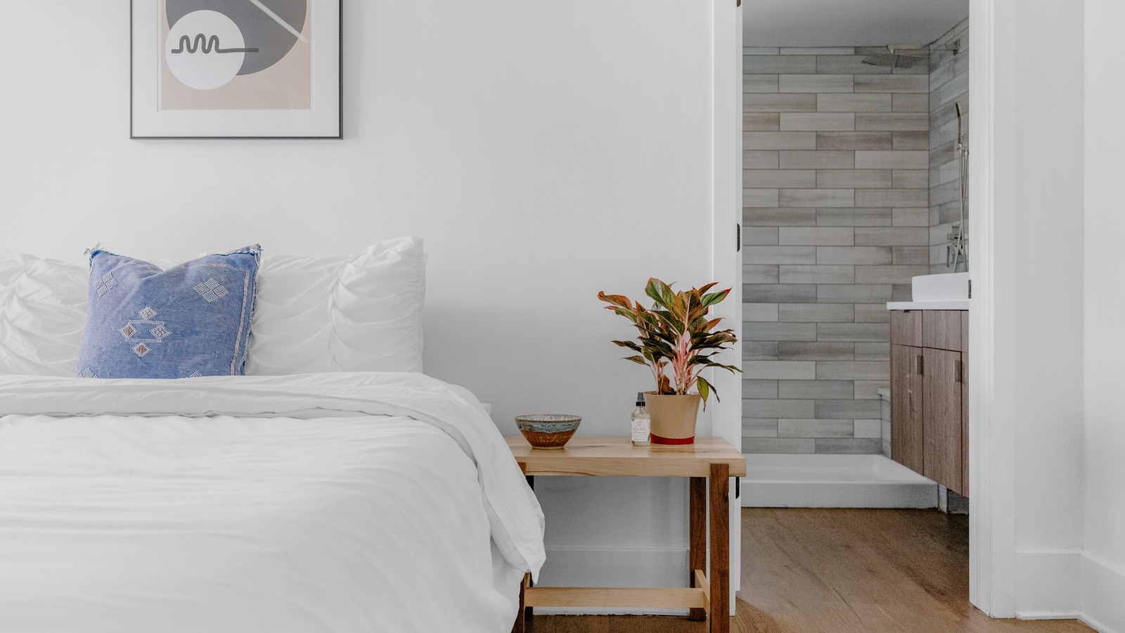 3 Ways To Make The Most Of A Small Guest Room