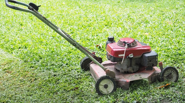 3-ways-to-tell-it-s-time-for-a-new-lawn-mower