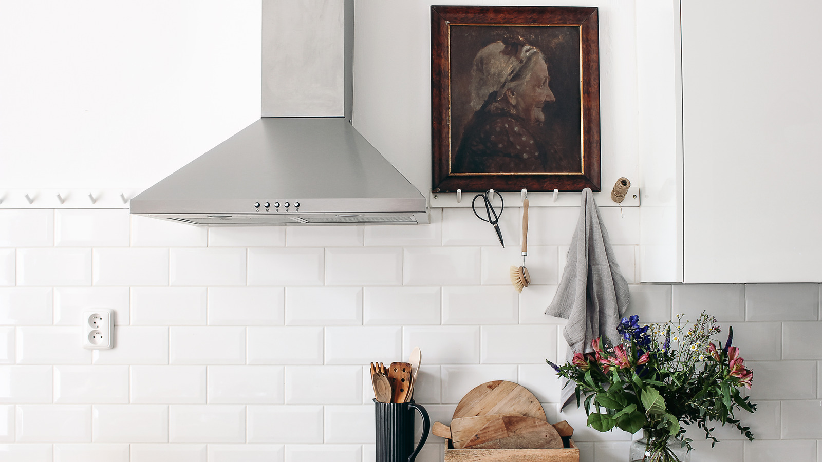 3 Ways To Find, Fake, Or Make Stunning Oil Paintings For Your Décor