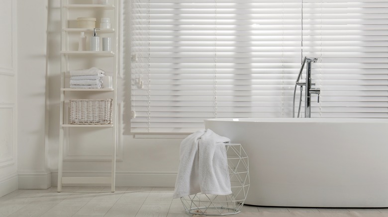 minimally chic bathroom