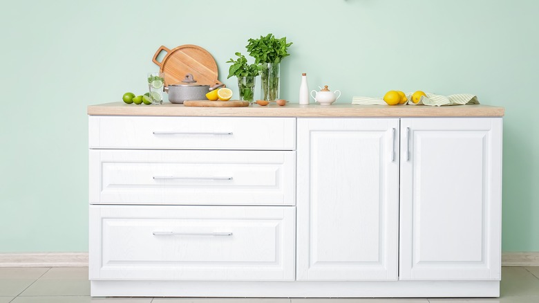 minty green kitchen