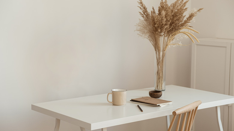 minimilist desk 