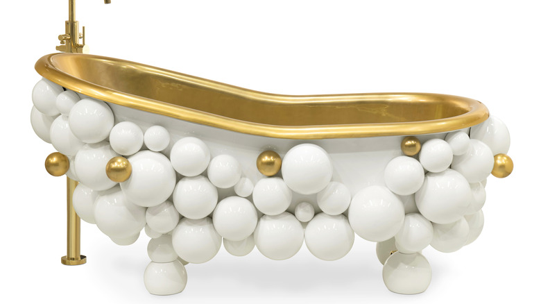Freestanding tub with bubbles