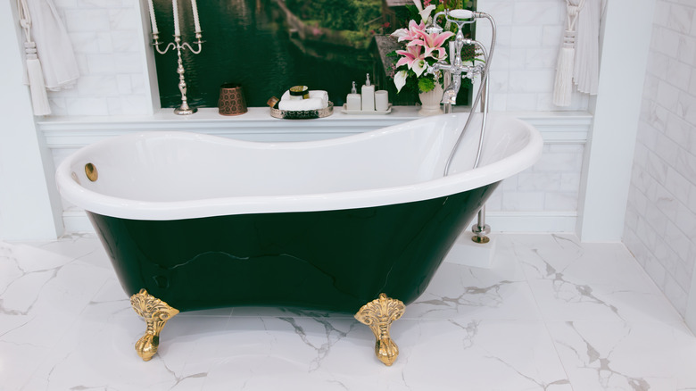 Green and gold tub
