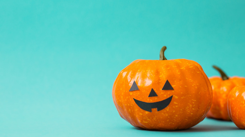 Small smiling jack-o'-lanterns