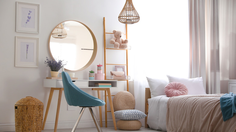 girls bedroom 