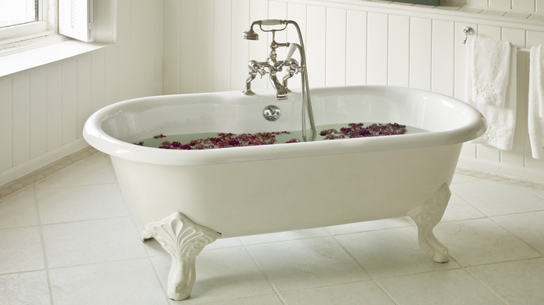 Antique farmhouse bathroom