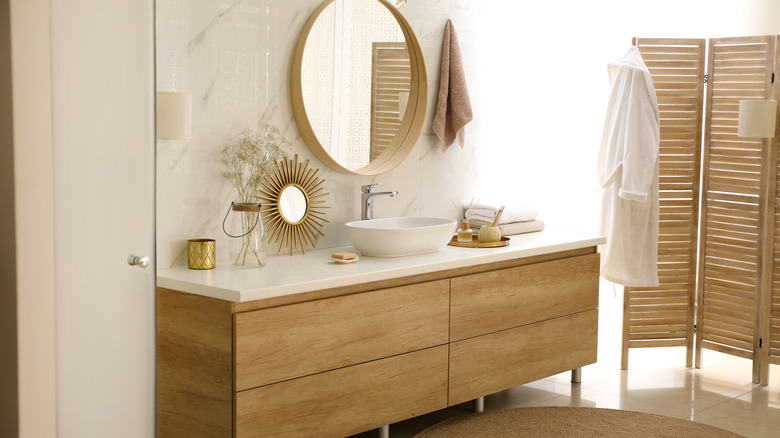 bathroom slatted screen