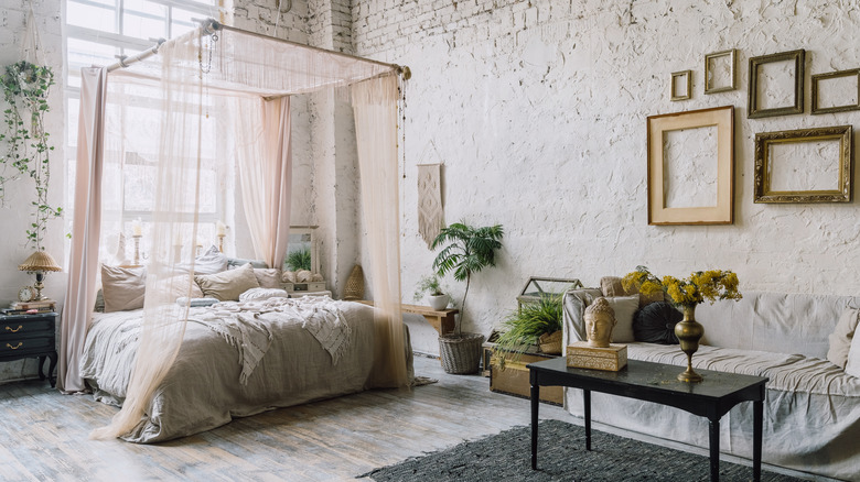canopy bed