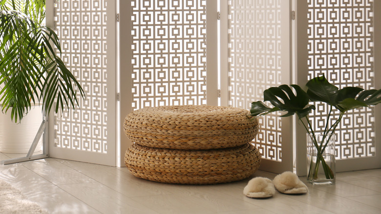 white patterned screen