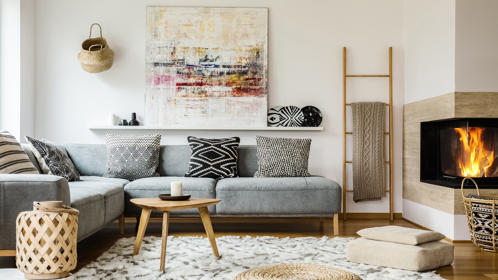 https://www.housedigest.com/img/gallery/4-simple-tips-for-arranging-your-throw-pillows-to-get-the-perfect-look/l-intro-1658579510.jpg