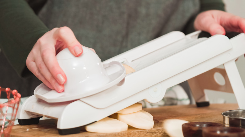 Mandoline slicer in action