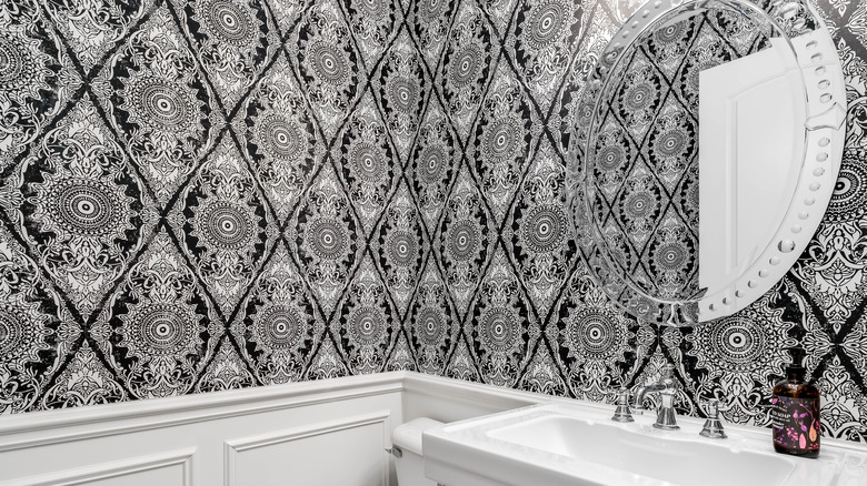 wallpaper in bathroom