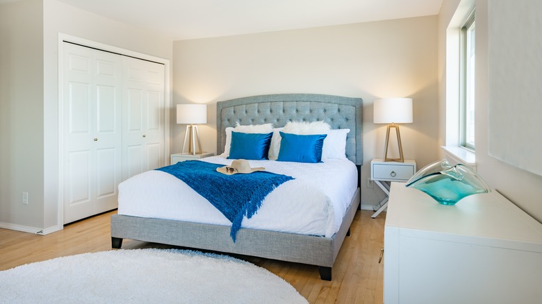 shades of blue in bedroom