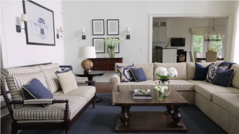 traditional style living room