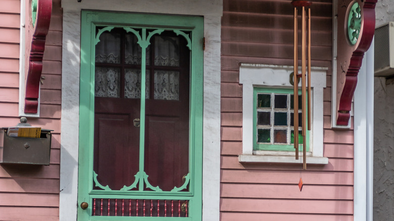 green detailing on door