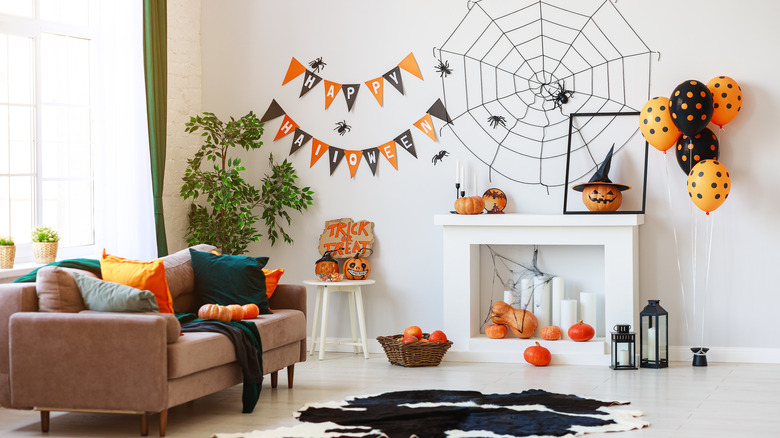 Cute Halloween decorated room
