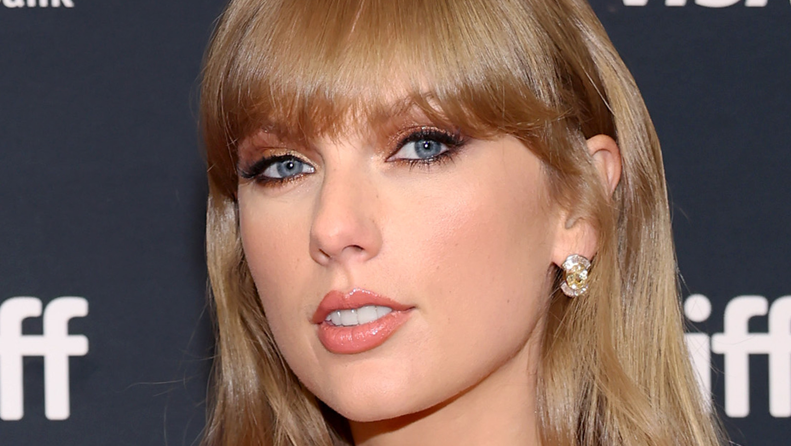 5 Classy Ways To Incorporate Taylor Swift Into Your Home Decor