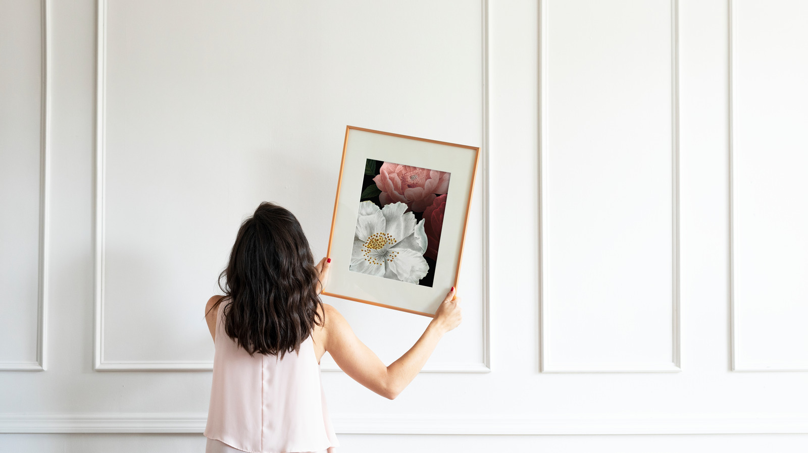 Hang a canvas on a wall without hammer and nails