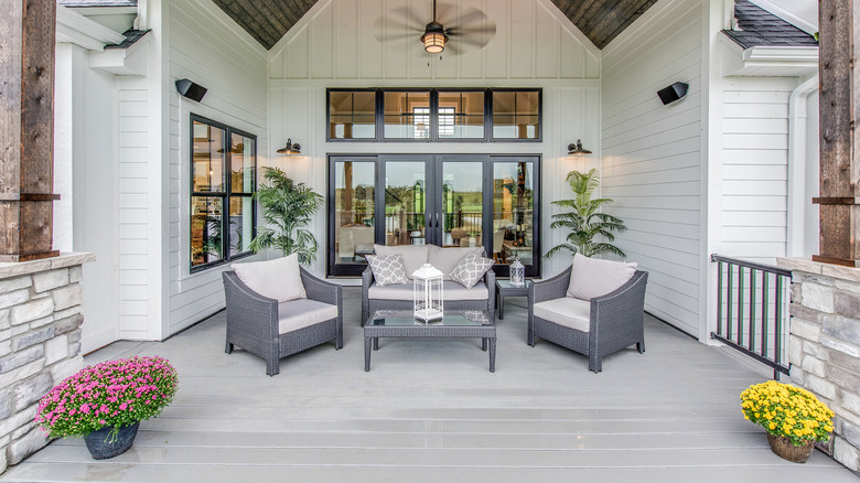 patio with gray floor