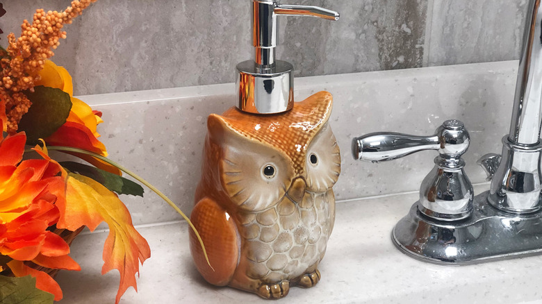 Fall sink decor