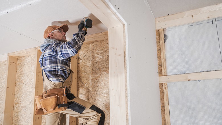 5 façons géniales de dissimuler un plafond en stucco sans le retirer