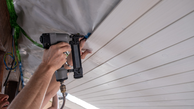 5 façons géniales de dissimuler un plafond en stucco sans le retirer