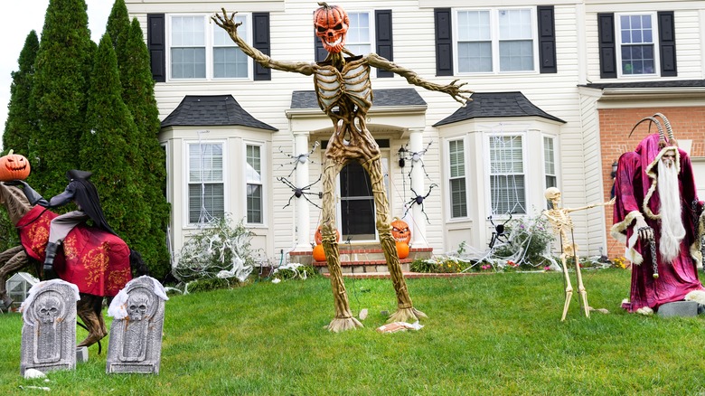 Scary Halloween lawn decor