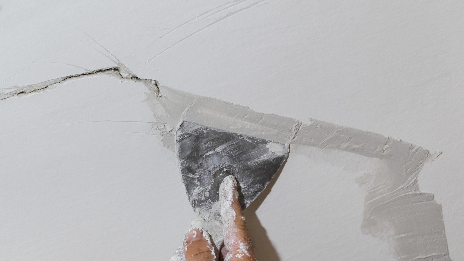 5 Potential Causes For The Cracks In Your Ceiling