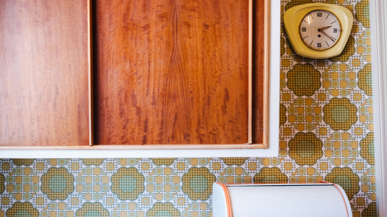A patterned wallpaper can be seen in a 1950s kirchen...