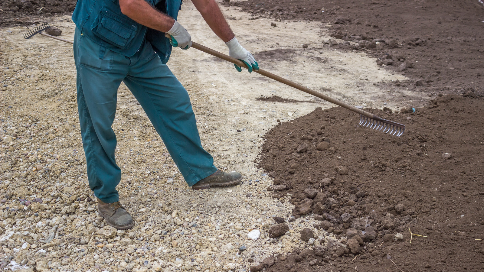 5 Smart Tips For Leveling Your Backyard