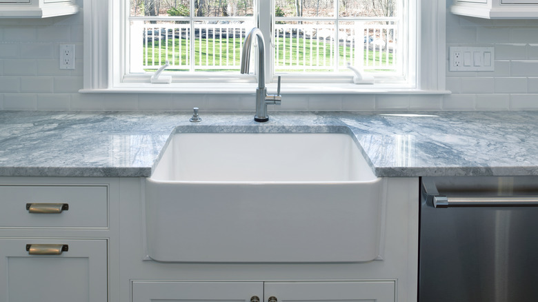 farmhouse apron sink