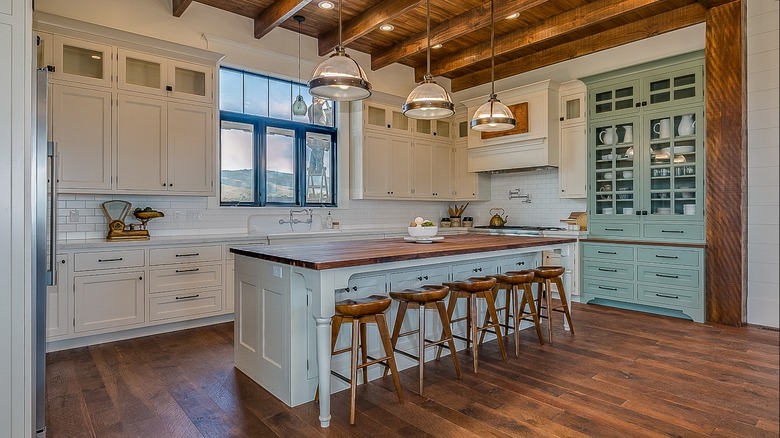 Farmhouse country kitchen with island