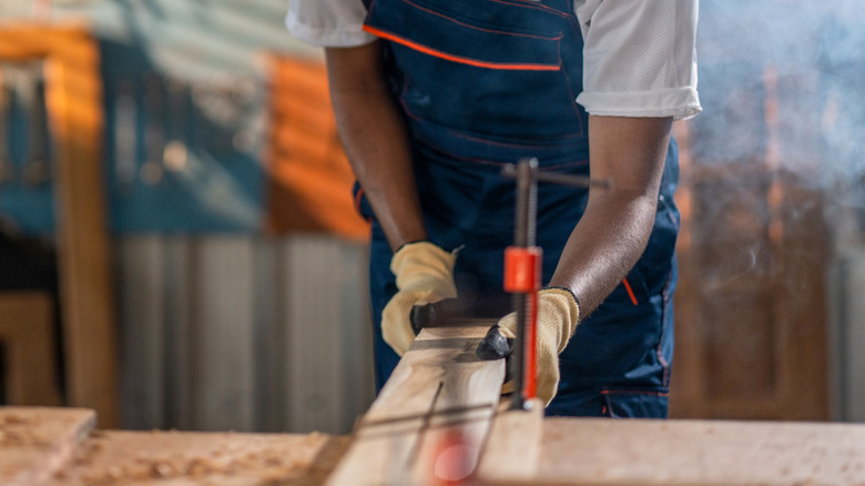 carpenter using table saw