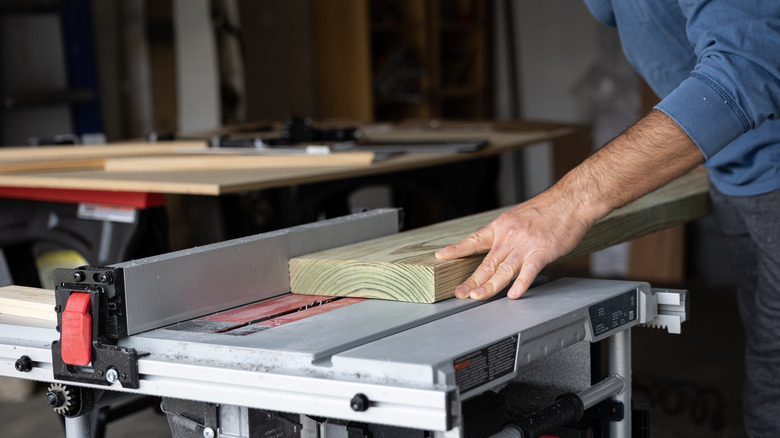 carpenter using table saw