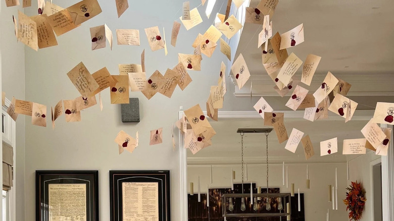 Sala llena de carta de aceptación al colegio Hogwarts