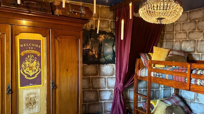 Dormitorio con temática del castillo de Hogwarts