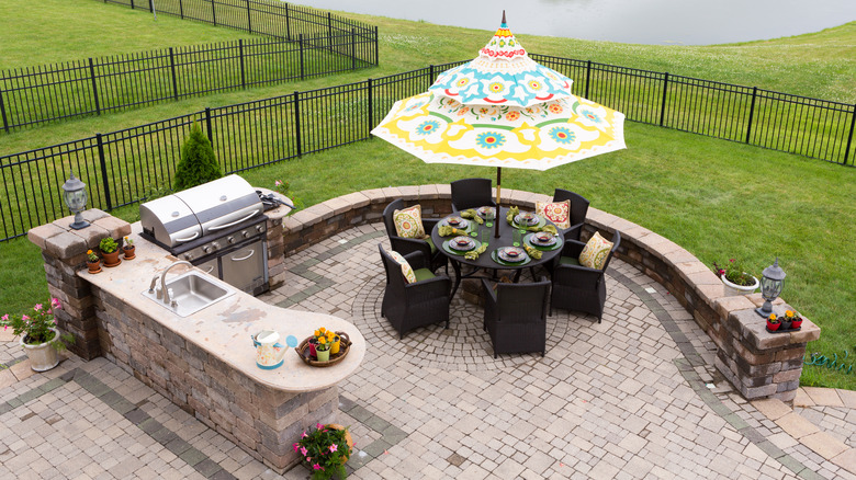 outdoor patio with kitchen