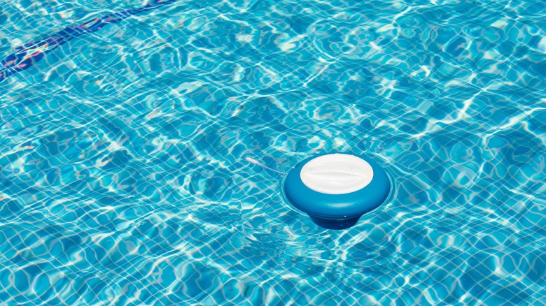 Pool skimmer basket